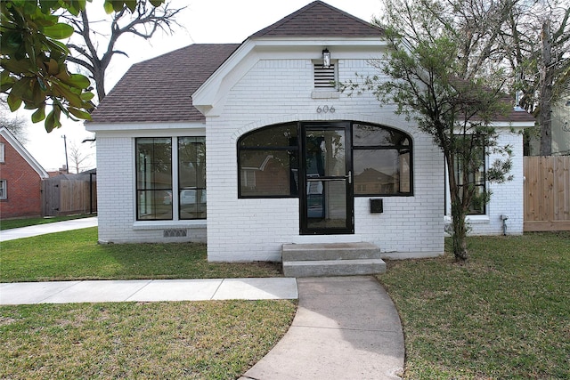 view of front facade with a front yard