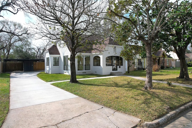 view of front of home with a carport and a front yard