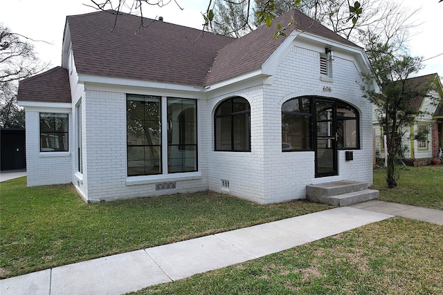 view of front facade with a front lawn