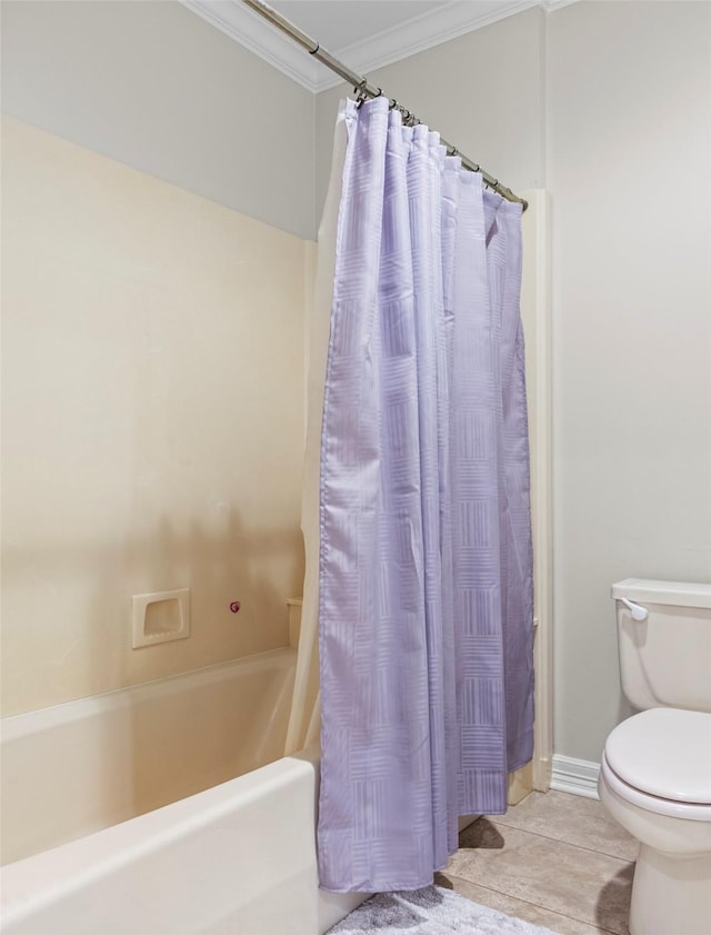 bathroom featuring crown molding, toilet, tile patterned flooring, and shower / tub combo