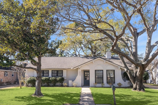 view of front facade featuring a front lawn