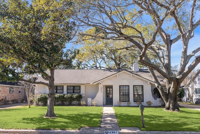 single story home with a front lawn