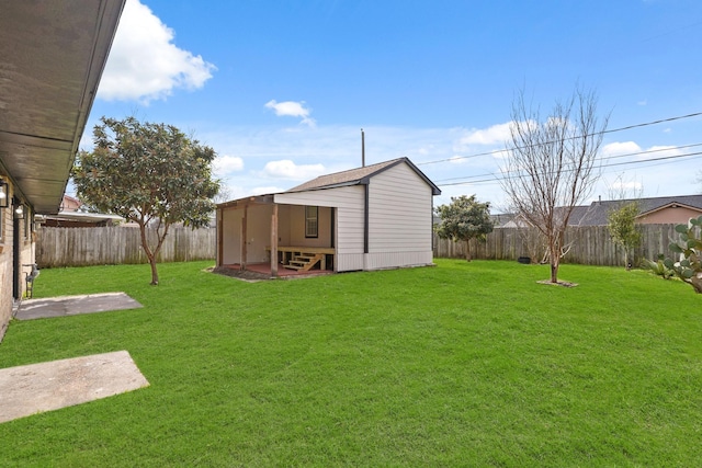 view of yard with an outdoor structure