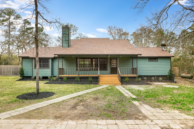 view of front of property featuring a front yard and covered porch