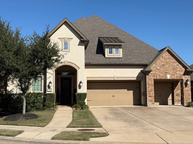 view of front facade featuring a garage