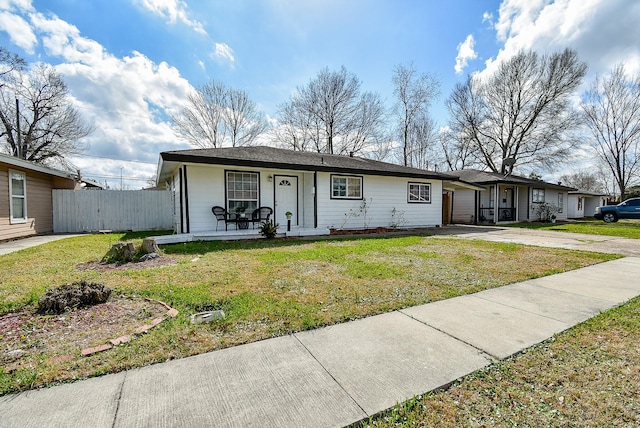 view of front of property featuring a porch and a front yard