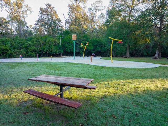 view of home's community featuring a lawn