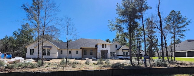 view of front facade featuring stucco siding