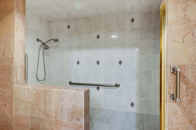 bathroom featuring tiled shower