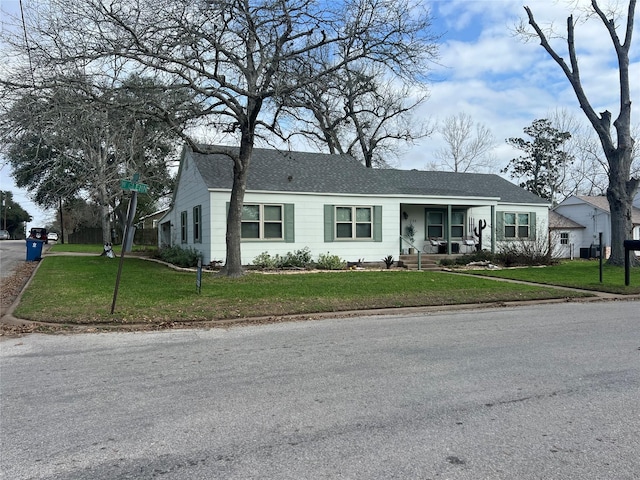 view of front of house featuring a front yard