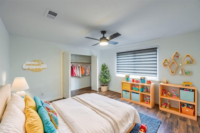 bedroom featuring dark wood-type flooring, visible vents, baseboards, and a ceiling fan