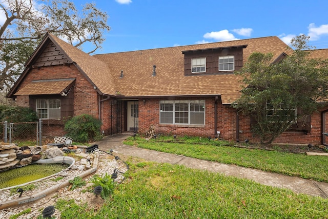 view of front of home featuring a front yard