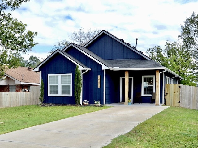 view of front facade featuring a front yard