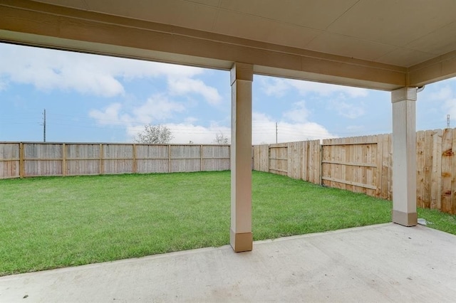 view of yard featuring a patio area