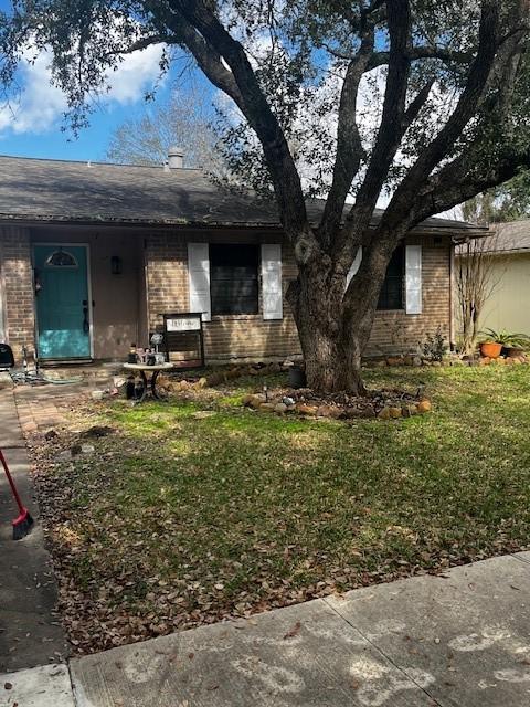 ranch-style home with a front yard