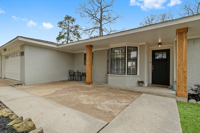 view of front of house with a porch and a garage