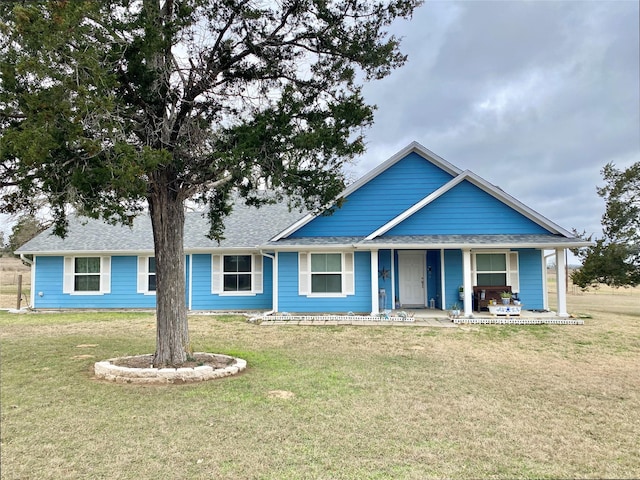 view of front of property featuring a front yard and a porch