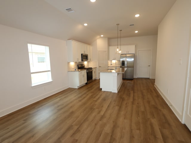 9811 Robard Ridge Ct, Montgomery, TX 77316 - kitchen with stainless steel appliances, a sink, decorative backsplash, white cabinets, and recessed lighting