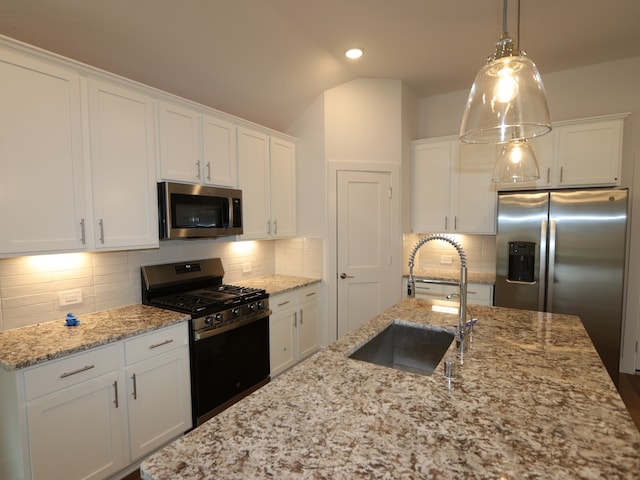 9811 Robard Ridge Ct, Montgomery, TX 77316 - kitchen featuring appliances with stainless steel finishes, a sink, white cabinets, backsplash, and vaulted ceiling