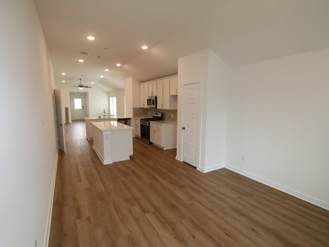 26235 Astral Way, La Marque, TX 77568 - kitchen featuring appliances with stainless steel finishes, open floor plan, lofted ceiling, baseboards, and recessed lighting