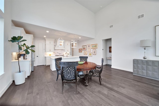 dining room featuring dark wood-style floors, recessed lighting, visible vents, and baseboards