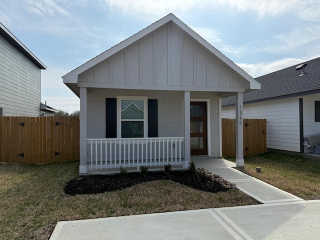 view of front facade featuring a porch and a front yard