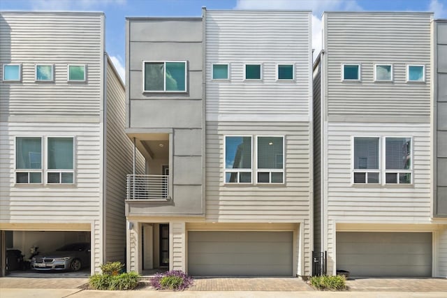 view of front facade featuring a garage