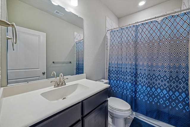 full bathroom featuring a textured wall, curtained shower, toilet, visible vents, and vanity