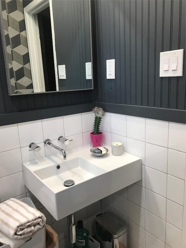 bathroom featuring sink