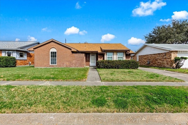 ranch-style house featuring a front yard