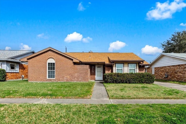 view of front of property with a front yard