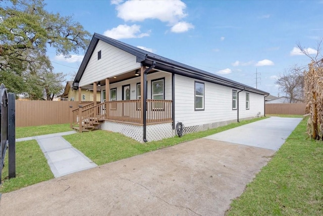6609 Ave Q, Houston, TX 77011 - view of front of home featuring a porch, a front yard, and fence