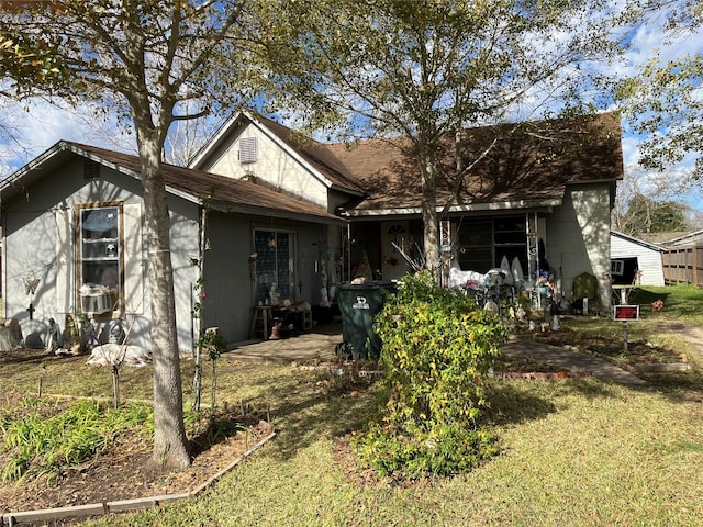 view of front of property with a front lawn