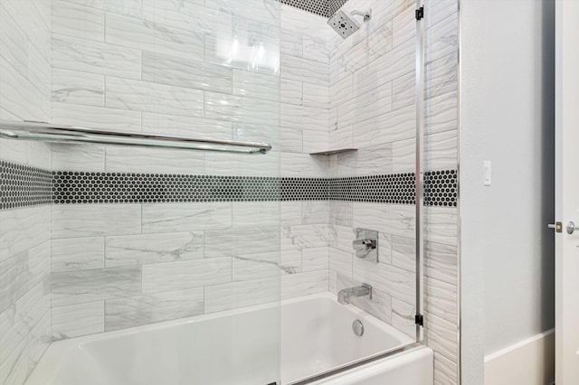 bathroom featuring tiled shower / bath