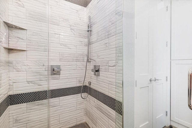 bathroom featuring a tile shower