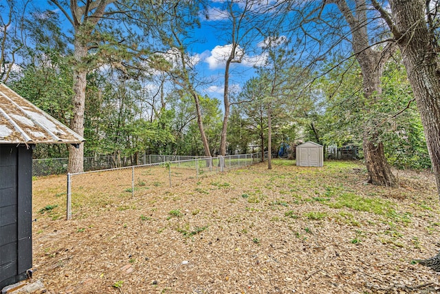 view of yard featuring a storage shed