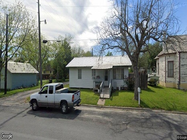 view of front of home with a front lawn