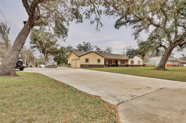 single story home featuring a front yard