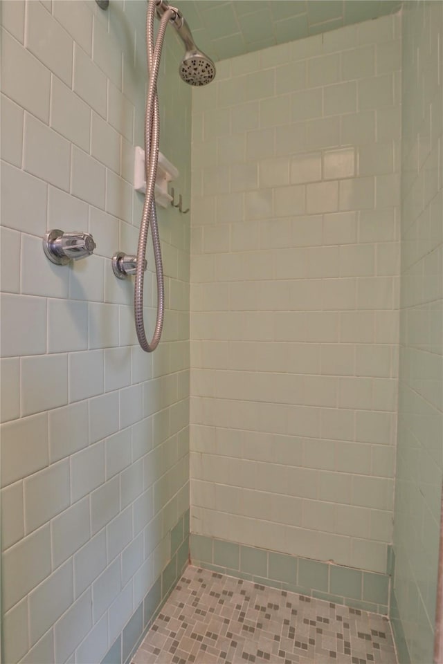 bathroom featuring tiled shower