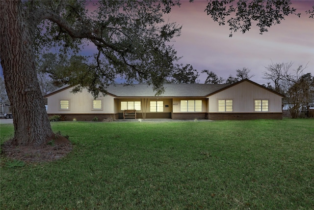 view of front facade featuring a lawn