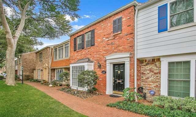 view of front of home featuring a front yard