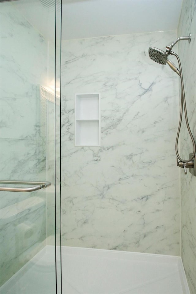 bathroom featuring tiled shower