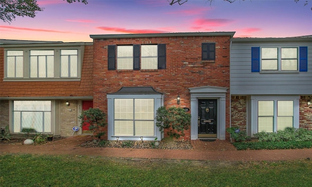 view of front facade with a lawn