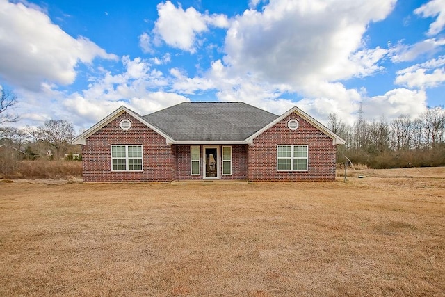 view of front of property featuring a front yard