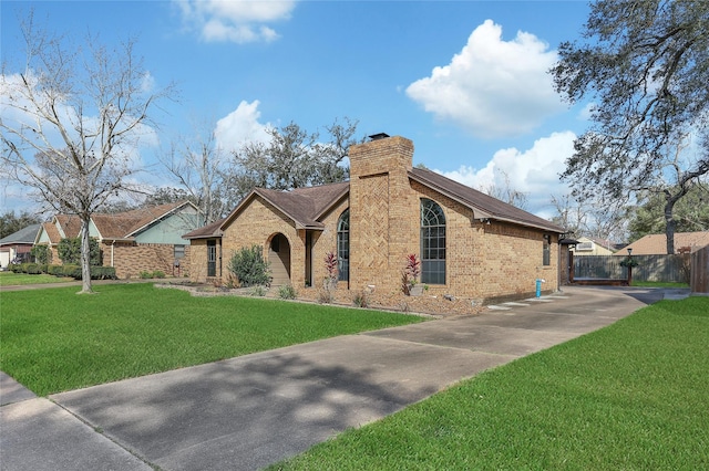 view of front of house featuring a front yard