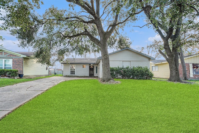 ranch-style house featuring a front yard