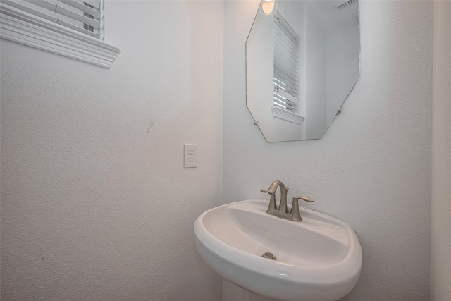 7816 Stoneyway Dr, Houston, TX 77040 - bathroom featuring a sink