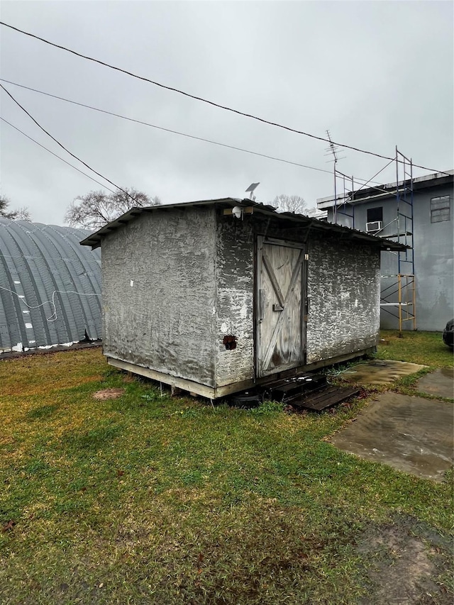 view of outdoor structure with a lawn