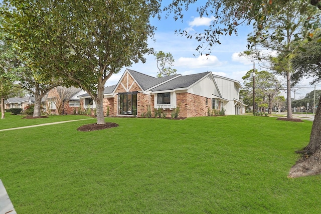 view of front facade featuring a front lawn