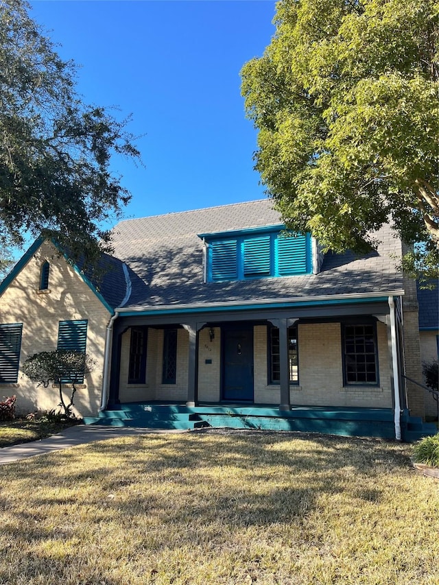 view of front of property featuring a front yard and covered porch